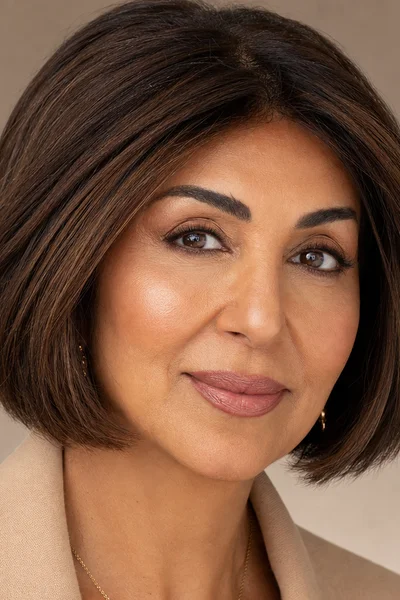 Bob with micro-layers for fine hair over 50 — fine layers build volume without looking sculpted